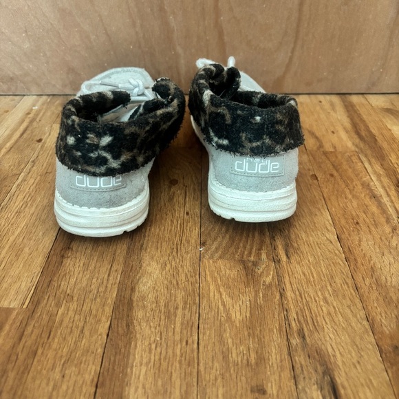Women’s Hey Dudes size 8 - Picture 3 of 5